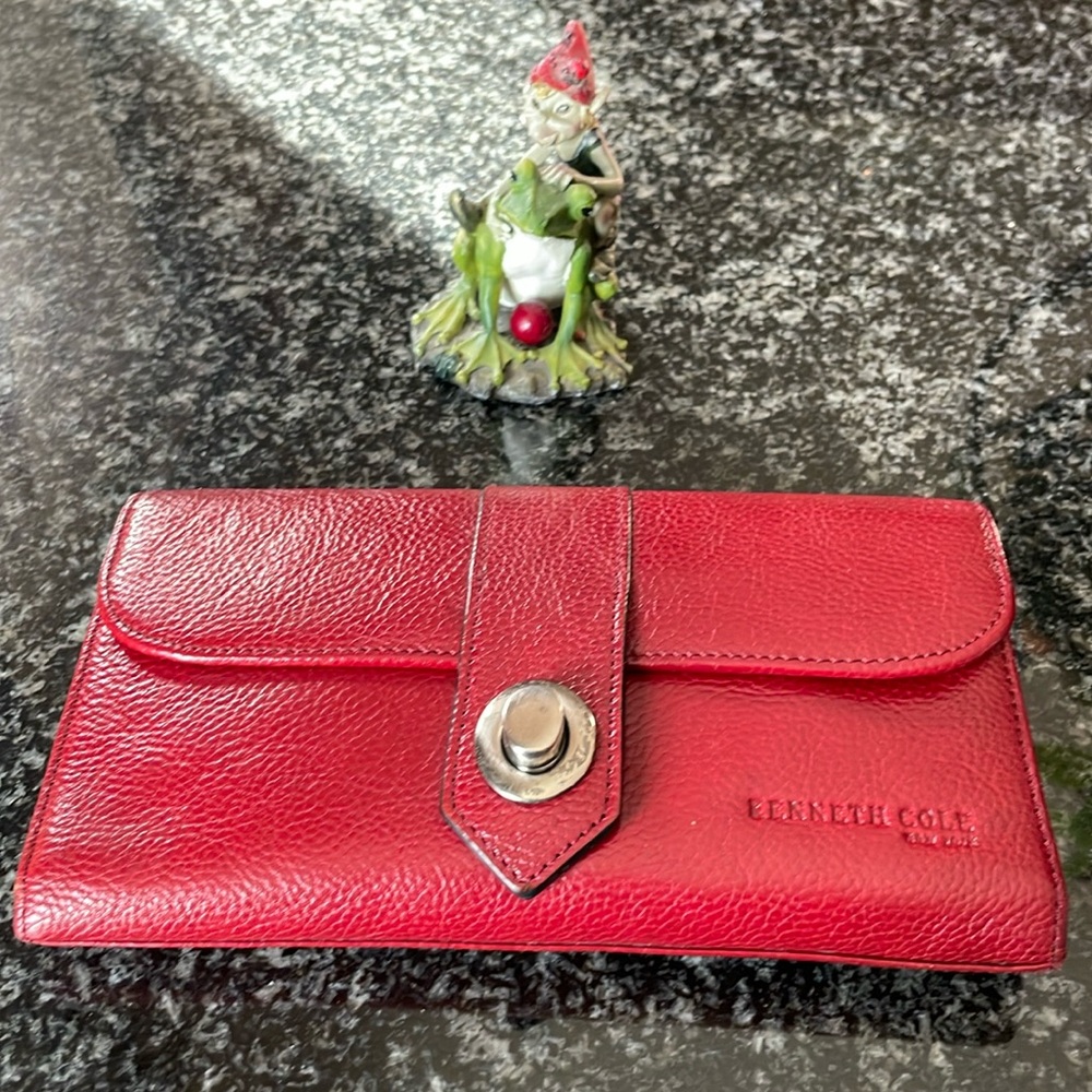 KENNETH COLE RED WALLET (WOMEN)